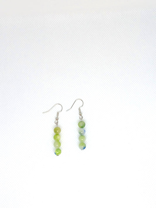 Détail des perles d’agate bleu-vert naturelle montées en boucles d’oreilles, acier inoxydable 304, bijoux pierre naturelle.