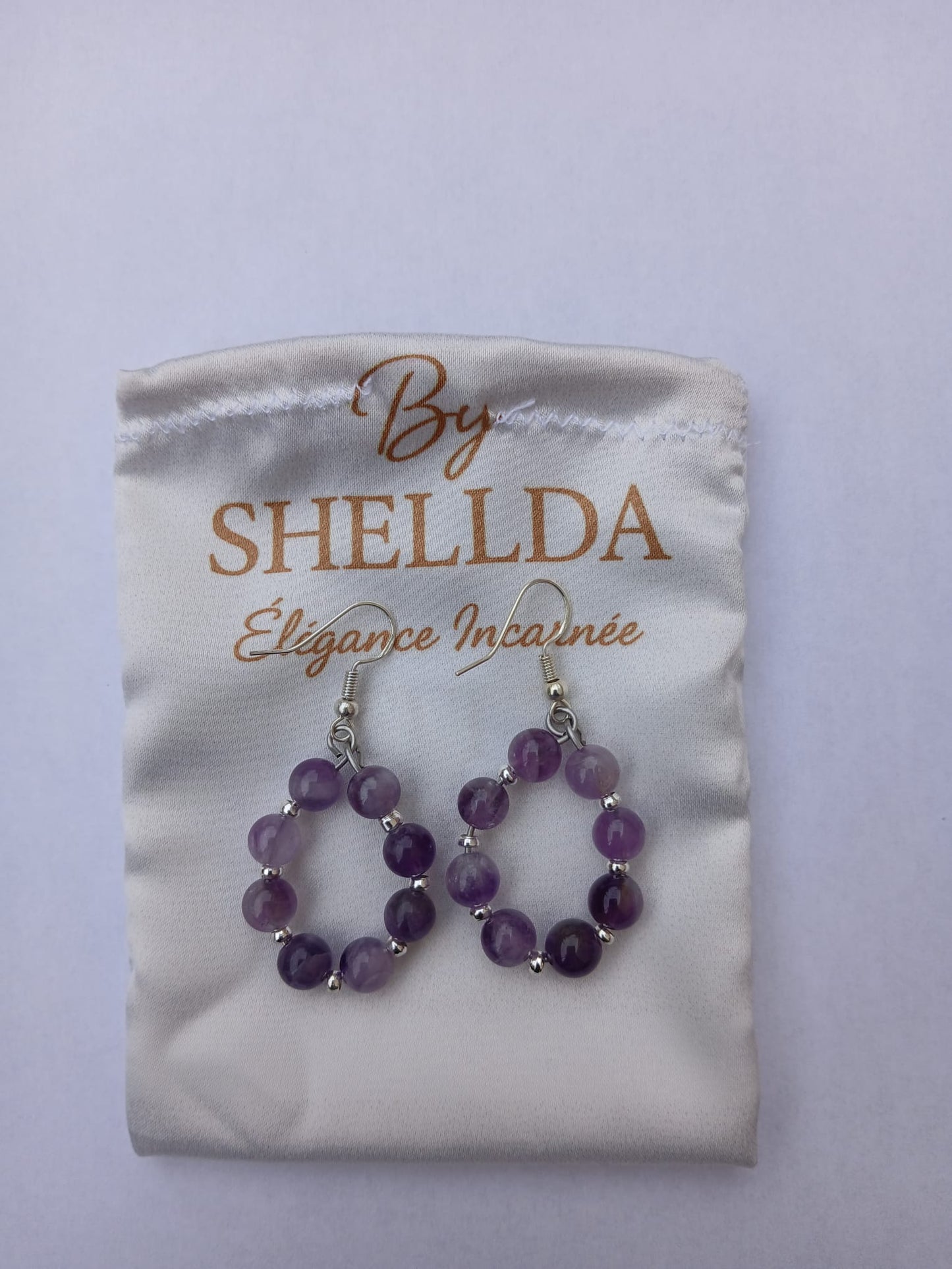 Détail perles améthyste naturelle violette créoles acier 316L