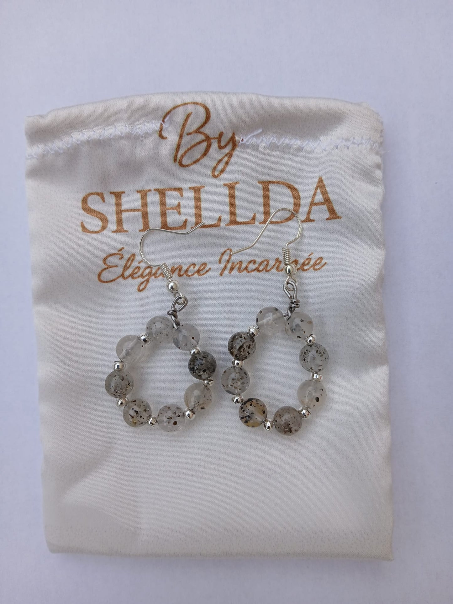 Vue complète boucles d'oreilles créoles pierre pitaya forme ronde