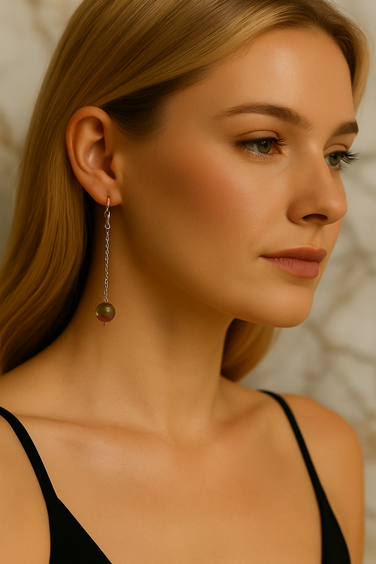 Mannequin blonde portant boucles d'oreilles tourmaline pastèque pendantes