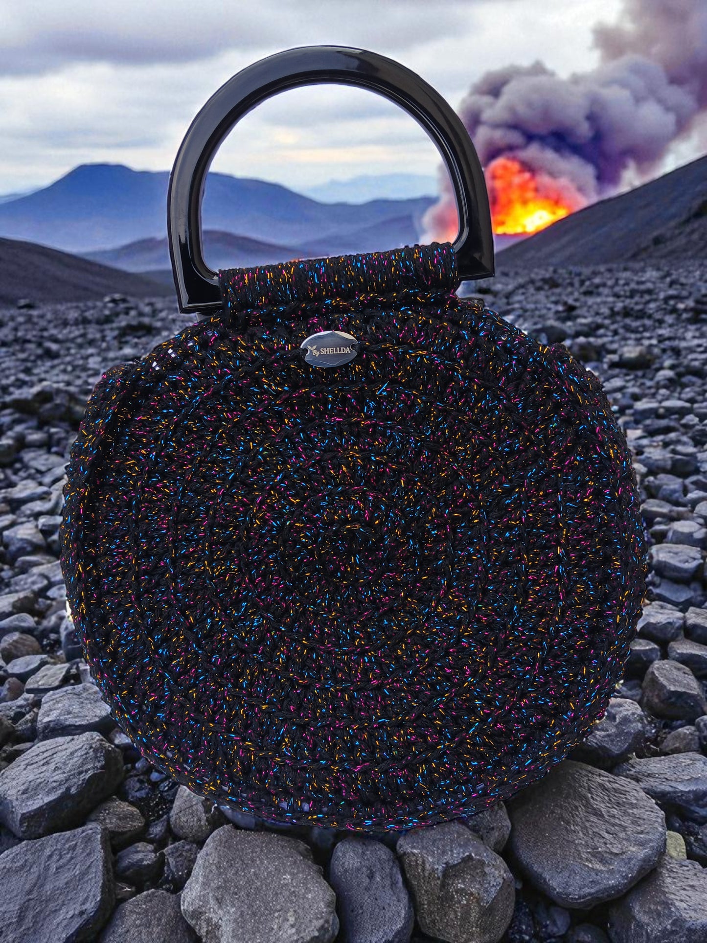 Détail du crochet et reflets lurex brillants du sac de soirée rond noir
