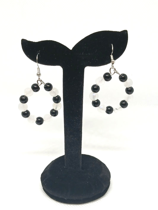 Boucles d’oreilles créoles en agate noire et pierre de lune naturelles BySHELLDA, acier inoxydable 304, bijoux artisanaux.