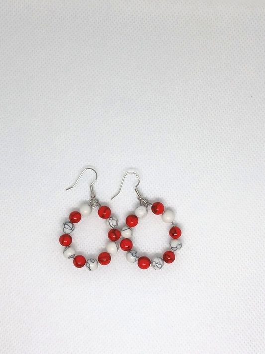 Boucles d’Oreilles Créoles Howlite Rouge & Blanc – Bijoux Artisanaux BySHELLDA