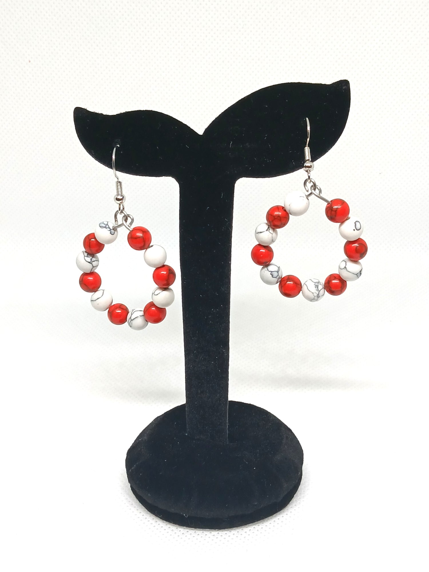 Boucles d’oreilles créoles en howlite rouge et blanc naturelles BySHELLDA, perles bicolores montées sur acier inoxydable 304, bijoux artisanaux.