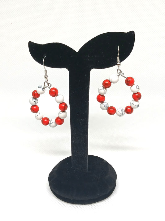 Boucles d’oreilles créoles en howlite rouge et blanc naturelles BySHELLDA, perles bicolores montées sur acier inoxydable 304, bijoux artisanaux.