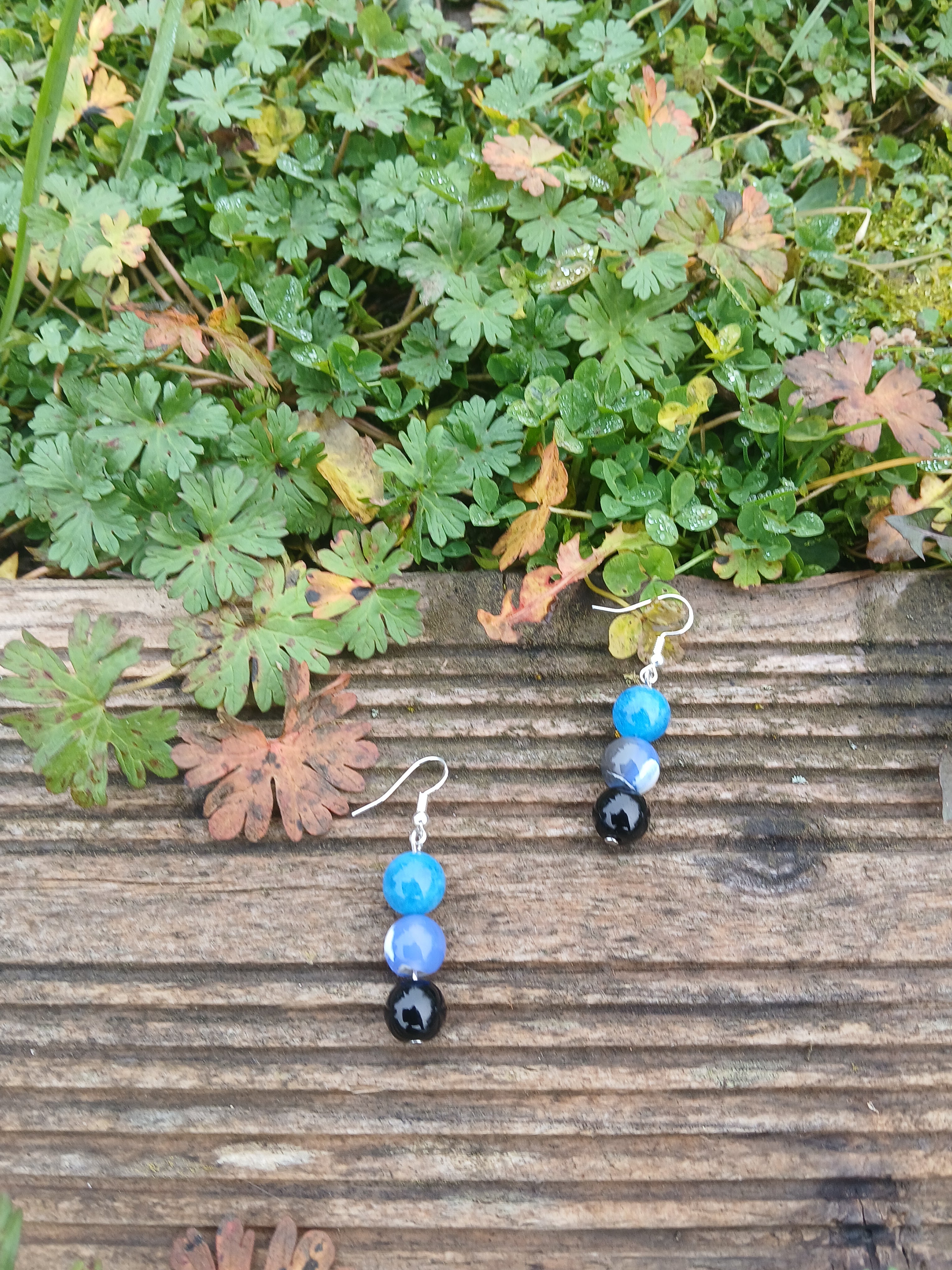 Boucles d’Oreilles Ombre et Lumière – Agate Noire, Agate de Feu et Apatite Bleue – BySHELLDA