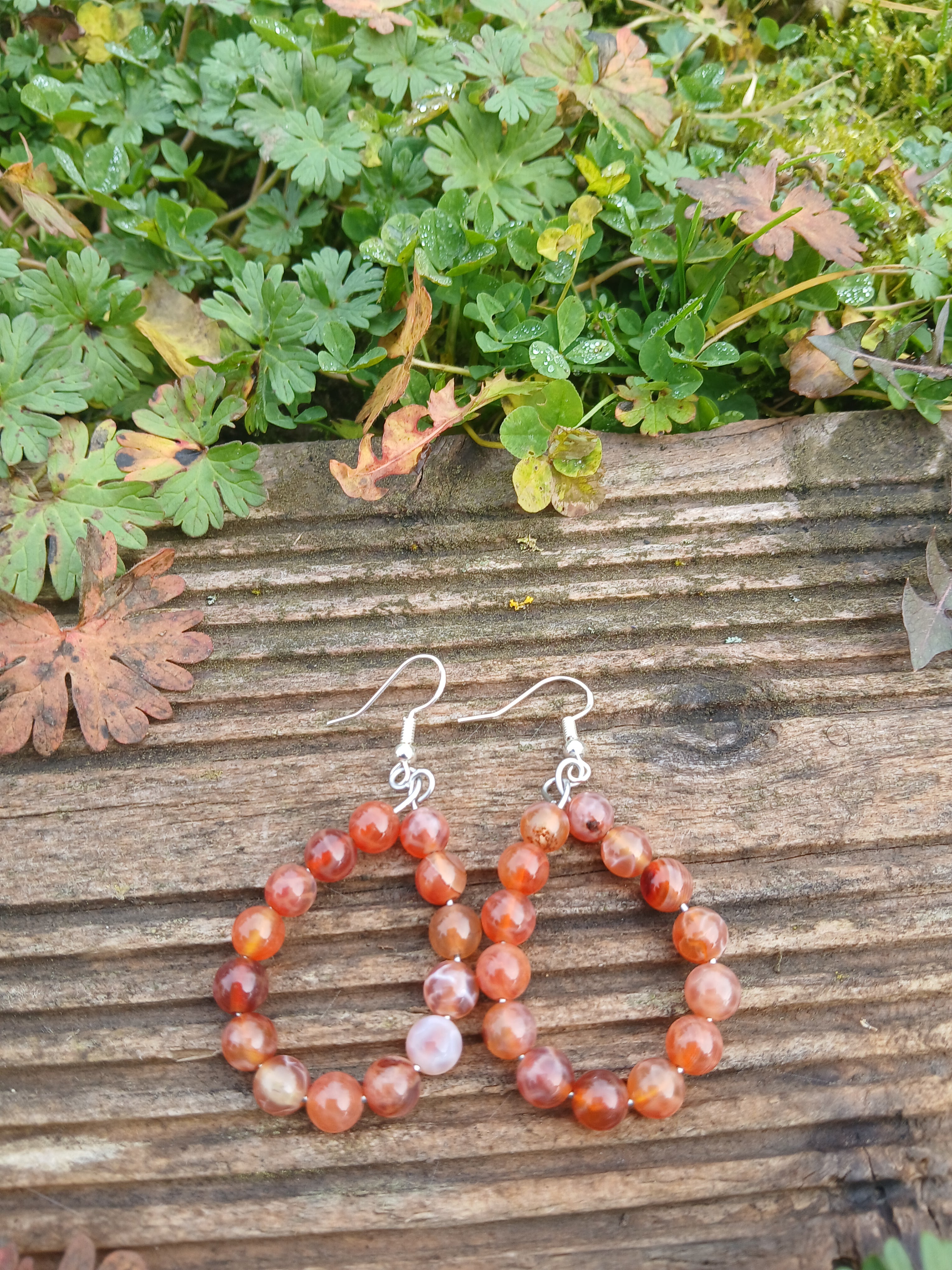 Boucles d’oreilles goutte en agate de feu naturelle BySHELLDA, tons orangés sur monture acier inoxydable 316L et crochets argent 925.