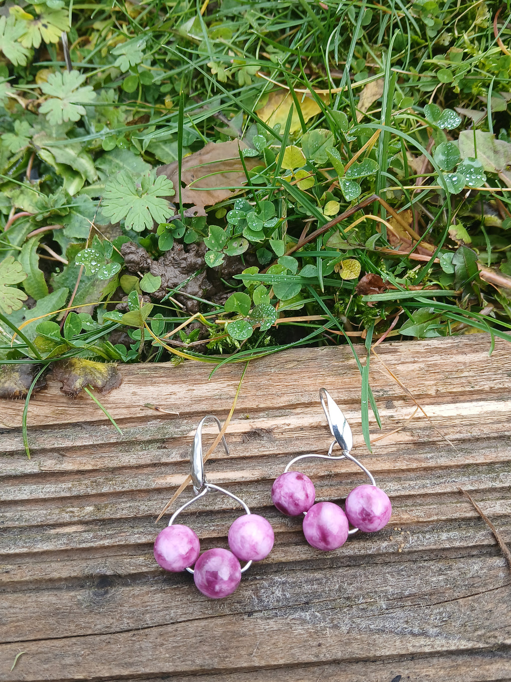 Boucles d’oreilles pendantes Kunzite Spodumène BySHELLDA avec perles naturelles de 10mm montées sur acier inoxydable 316L.