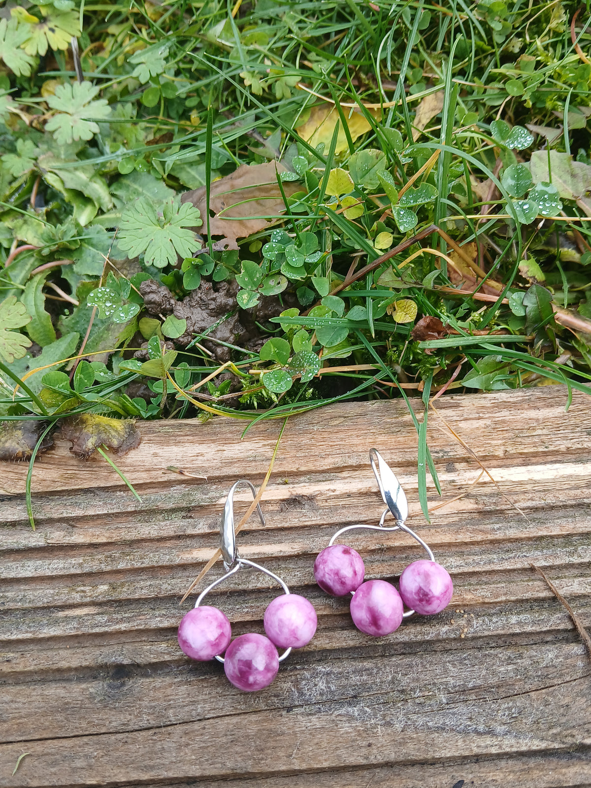 Boucles d’oreilles pendantes Kunzite Spodumène BySHELLDA avec perles naturelles de 10mm montées sur acier inoxydable 316L.