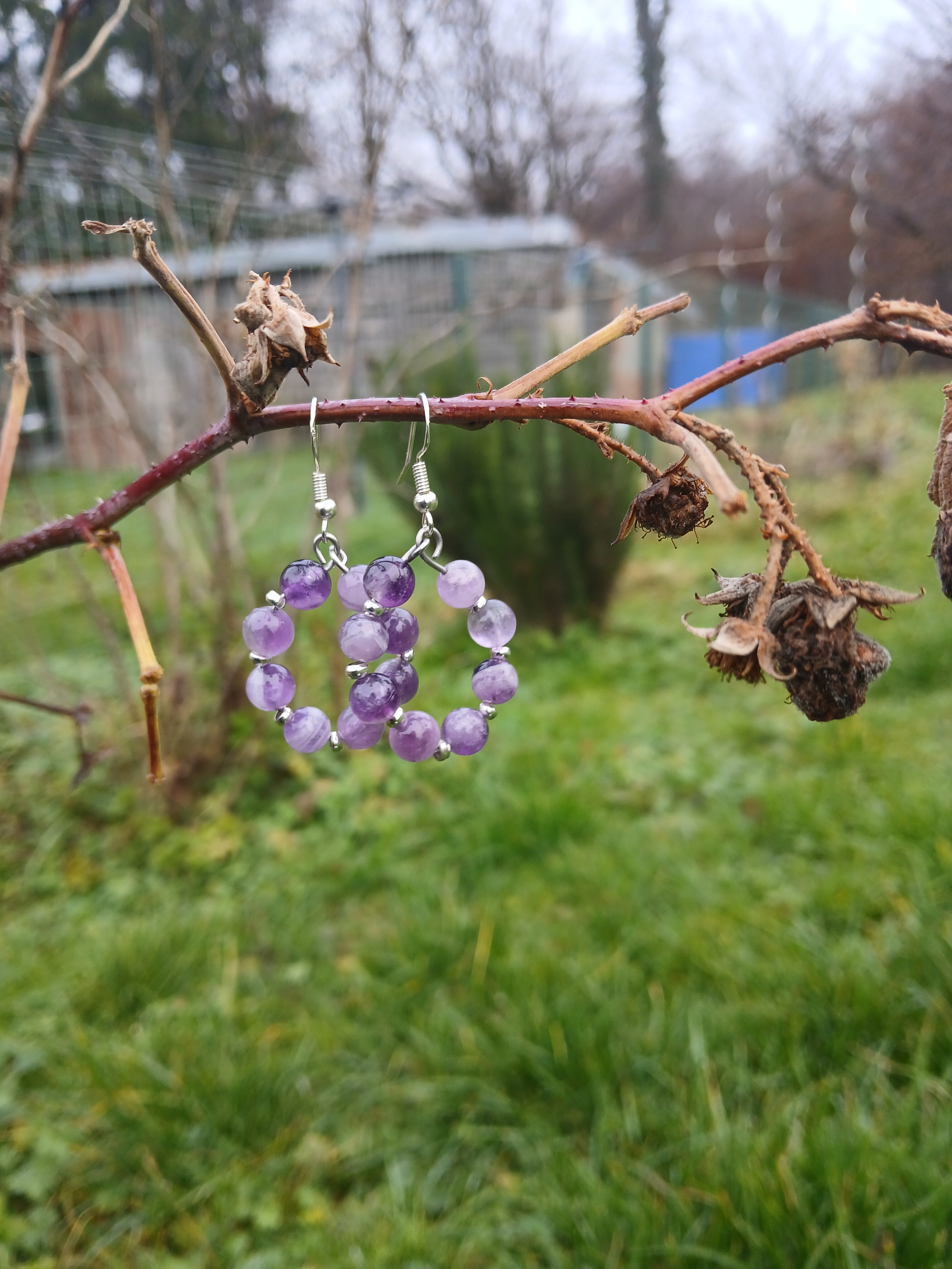Boucles d’oreilles créoles en améthyste naturelle BySHELLDA, monture argent 925 et acier inoxydable 316L.