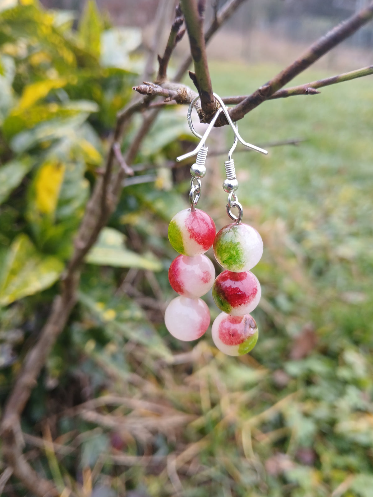 Détail des 6 pierres naturelles de tourmaline pastèque dans les boucles d’oreilles pendantes BySHELLDA.