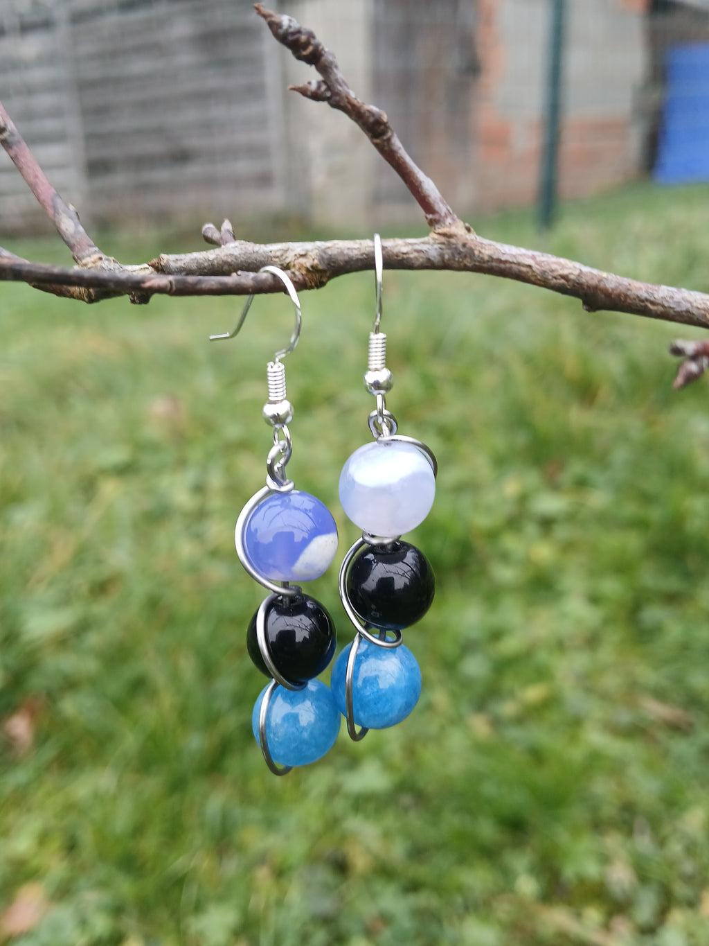 Boucles d’Oreilles Ombre et Lumière – Agate Noire, Agate de Feu et Apatite Bleue – BySHELLDA