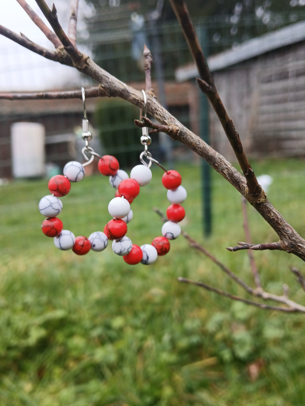 Boucles d’oreilles créoles en howlite rouge et blanc naturelles BySHELLDA, perles bicolores montées sur acier inoxydable 304, bijoux artisanaux.