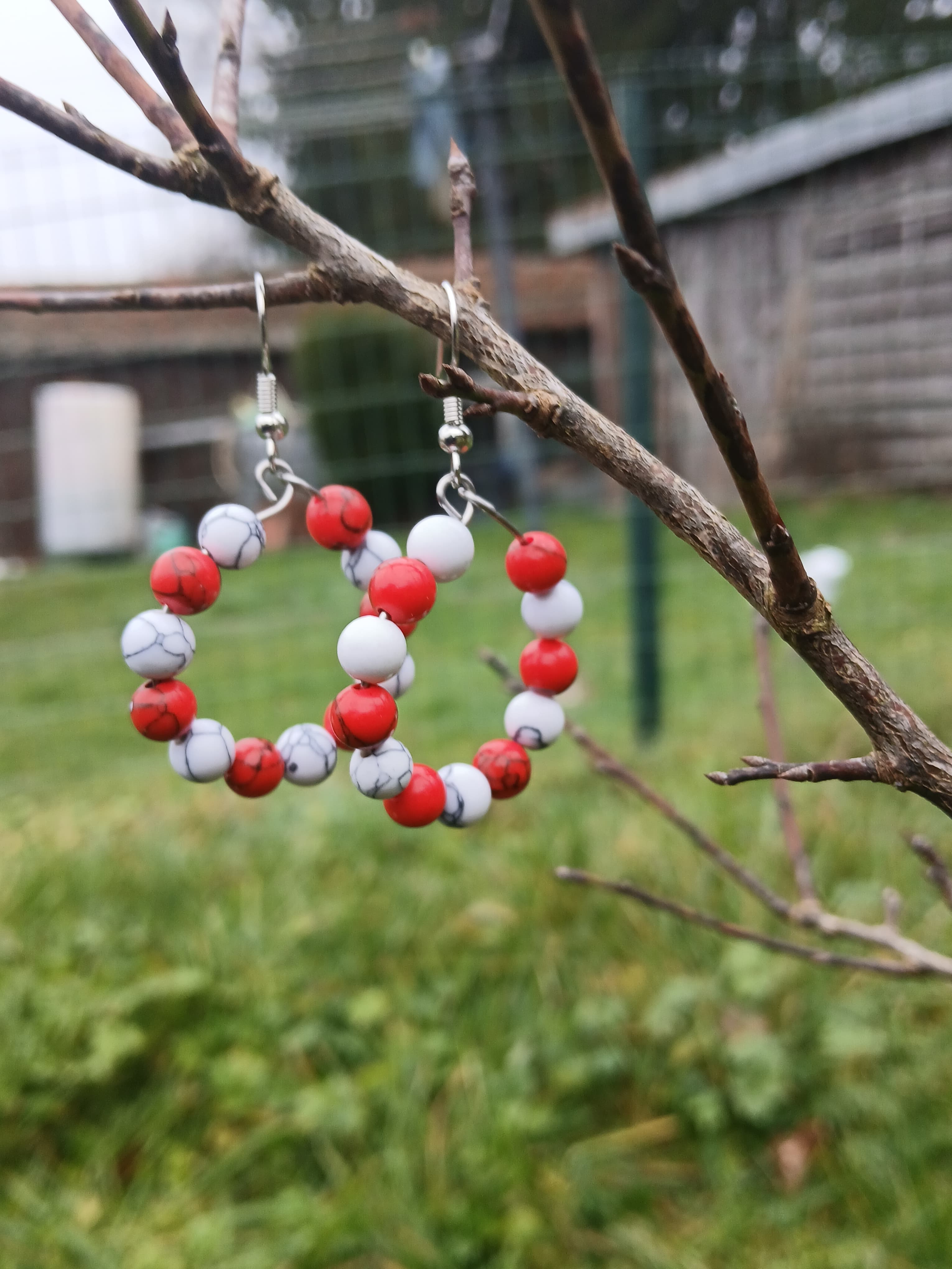 Boucles d’oreilles créoles en howlite rouge et blanc naturelles BySHELLDA, perles bicolores montées sur acier inoxydable 304, bijoux artisanaux.