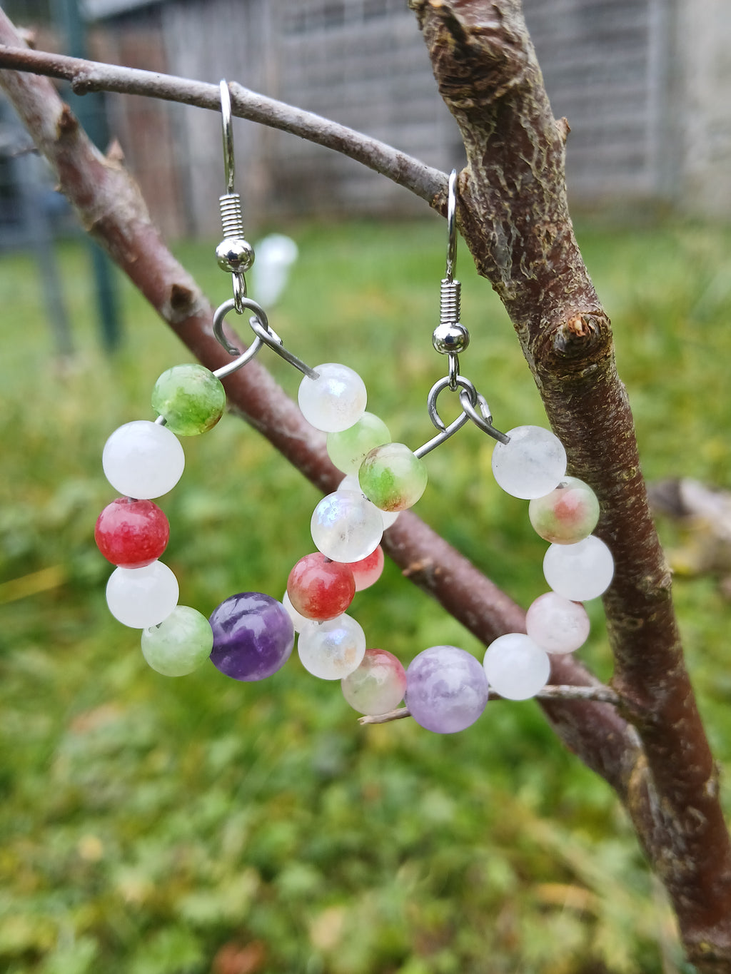 Boucles d’oreilles créoles en améthyste, tourmaline pastèque et pierre de lune BySHELLDA, perles multicolores sur monture acier inoxydable 316L et crochets argent 925.