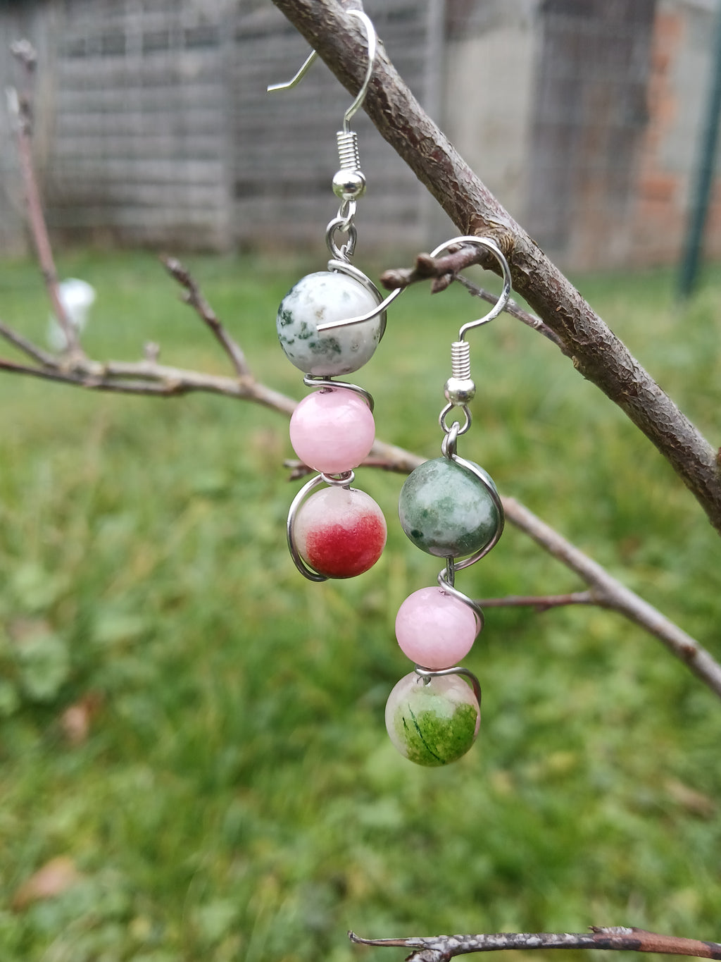 Boucles d’oreilles Éclat d’Âme BySHELLDA avec Agate Arbre, Tourmaline Pastèque et Chalcédoine Alxa.