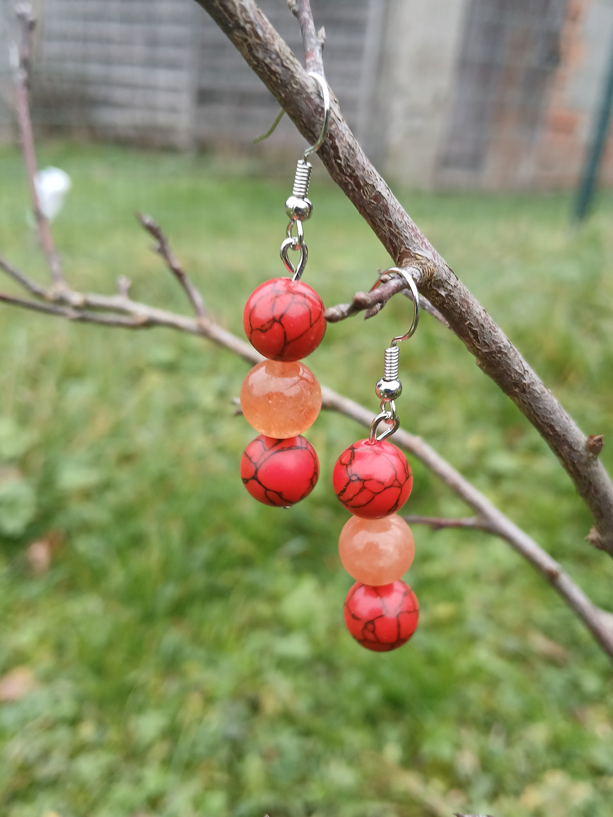 Boucles d’oreilles pendantes goutte en jaspe orange et howlite rouge BySHELLDA, perles vibrantes sur monture en acier inoxydable 304.