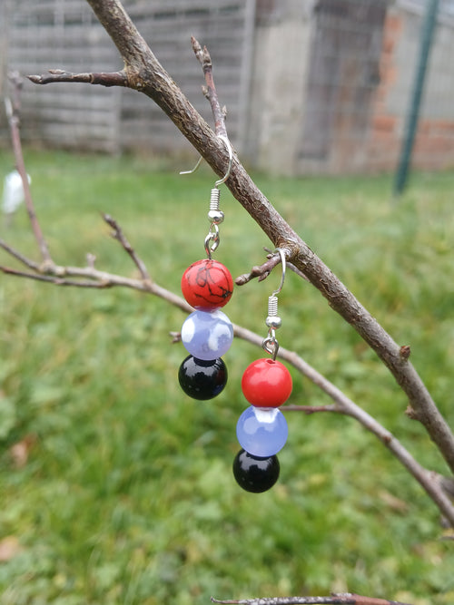 Vue générale des boucles d’oreilles pendantes Brasier Céleste avec pierres naturelles en cascade.