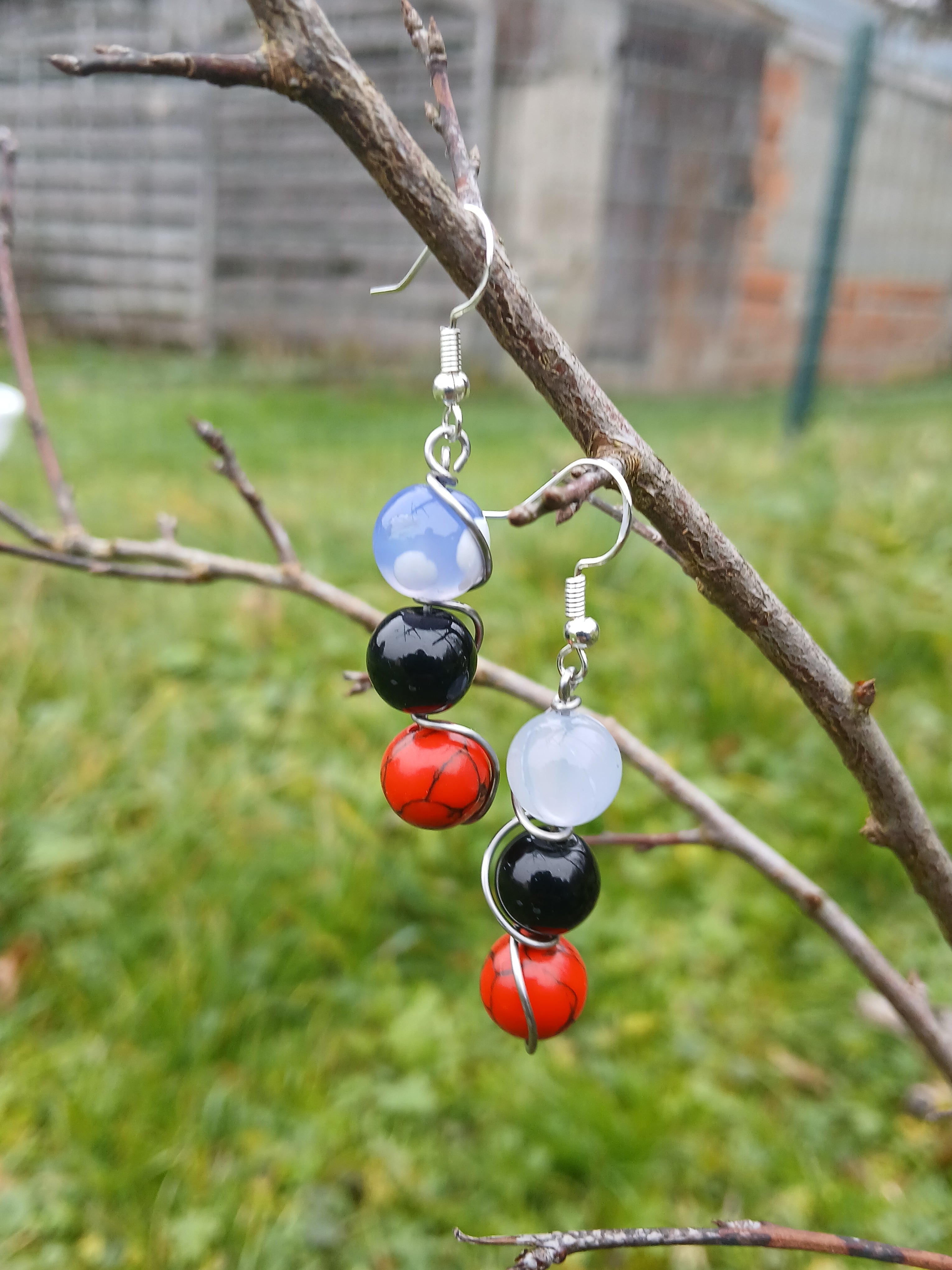 Gros plan sur les pierres Brasier Céleste, montage argent 925 et acier inoxydable 316L.