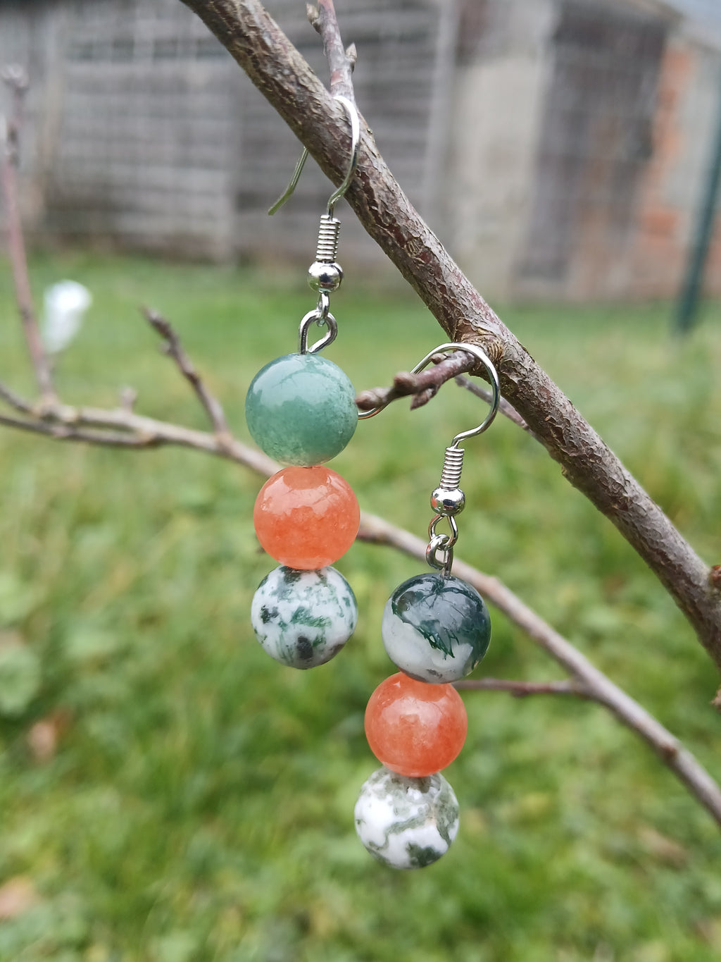 Boucles d’oreilles pendantes en arbre agate blanc-vert et jaspe orange BySHELLDA, perles naturelles sur monture acier inoxydable 316L et crochets argent 925.