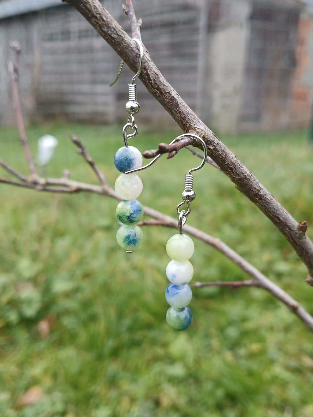 Boucles d’oreilles agate bleu-vert naturelles BySHELLDA, perles 8mm, acier inoxydable 304, bijoux artisanaux pierre naturelle.