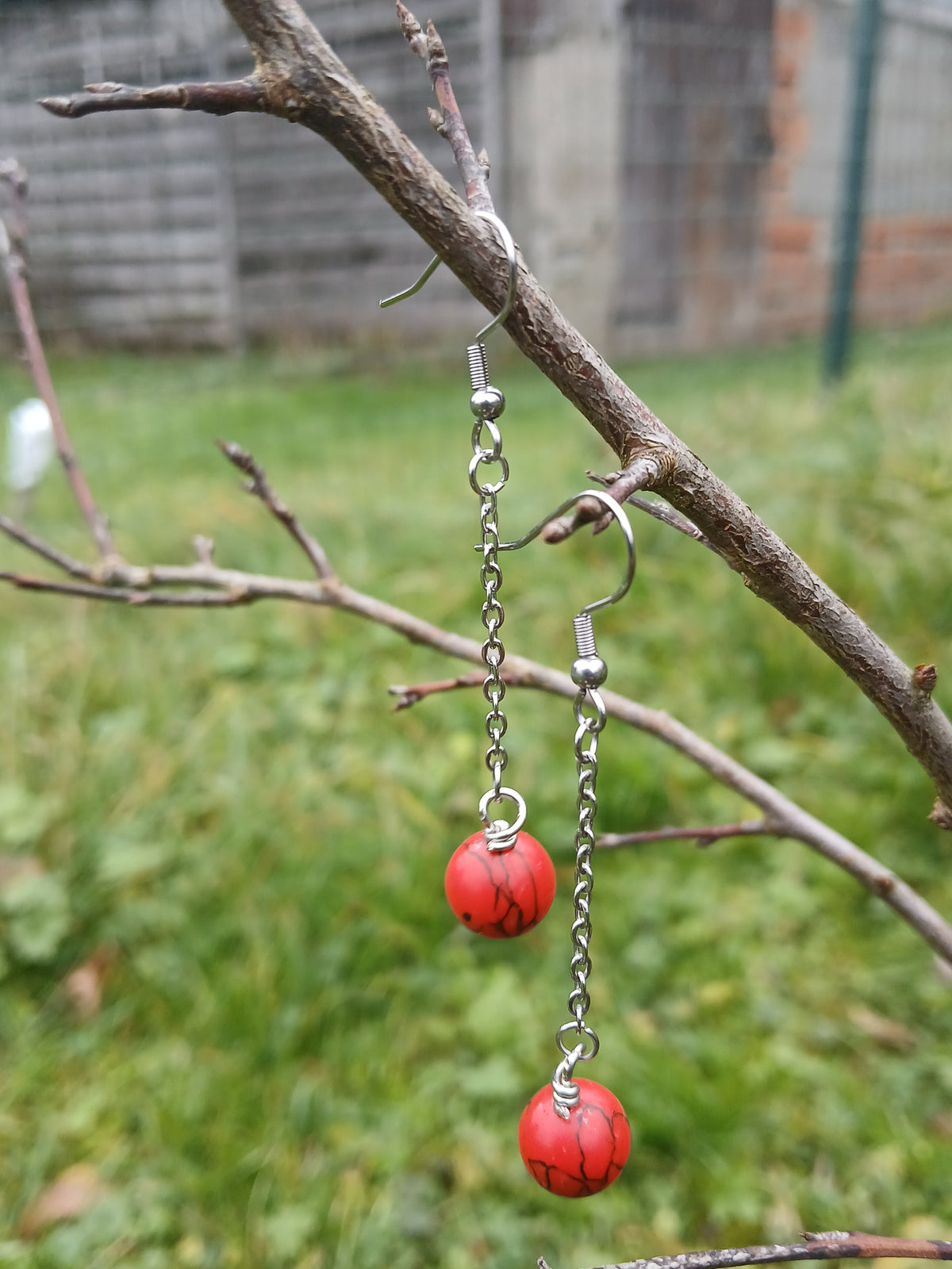 Boucles d’oreilles pendantes en howlite teinte rouge BySHELLDA, monture acier inoxydable 304 hypoallergénique.