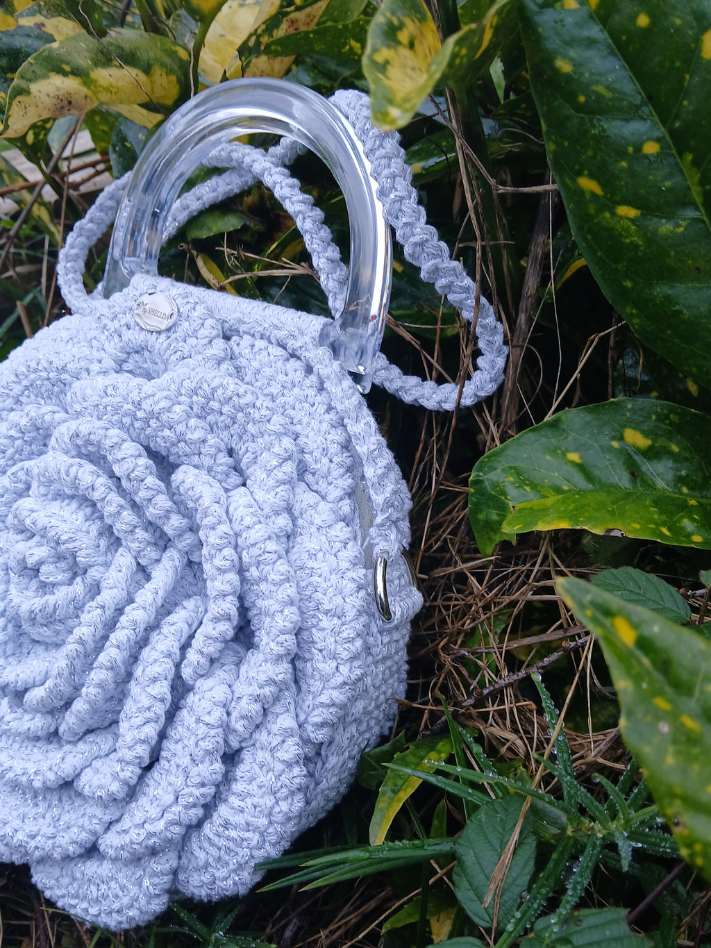 Détail du sac Rosa Dorada blanc au crochet, texture artisanale
