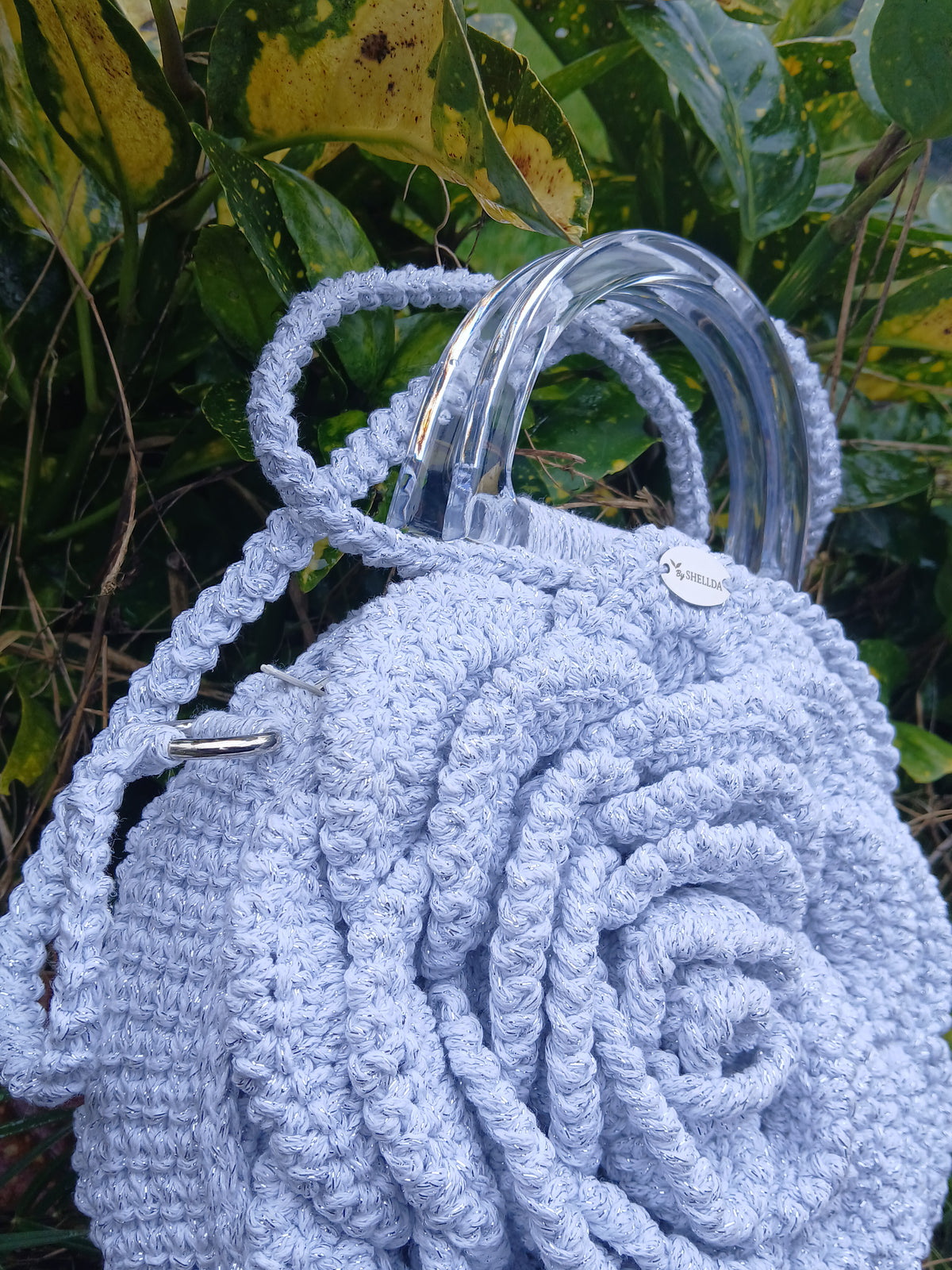 Gros plan pétales crochet sac Rosa Dorada blanc
