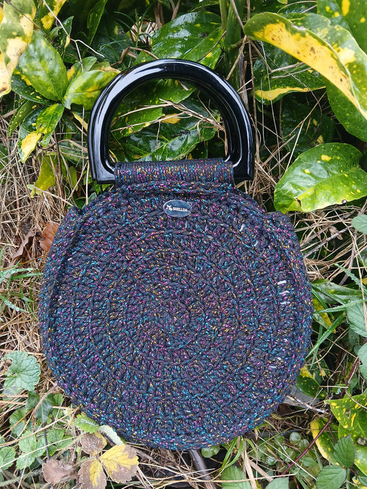 Sac de soirée rond noir au crochet lurex BySHELLDA, fait main, compact et élégant pour soirées et événements.