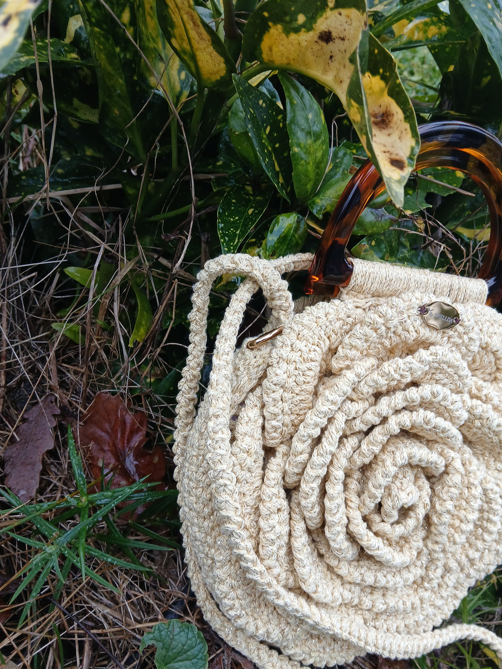 Détail texture crochet sac Rosa Dorada moutarde avec reflets lurex
