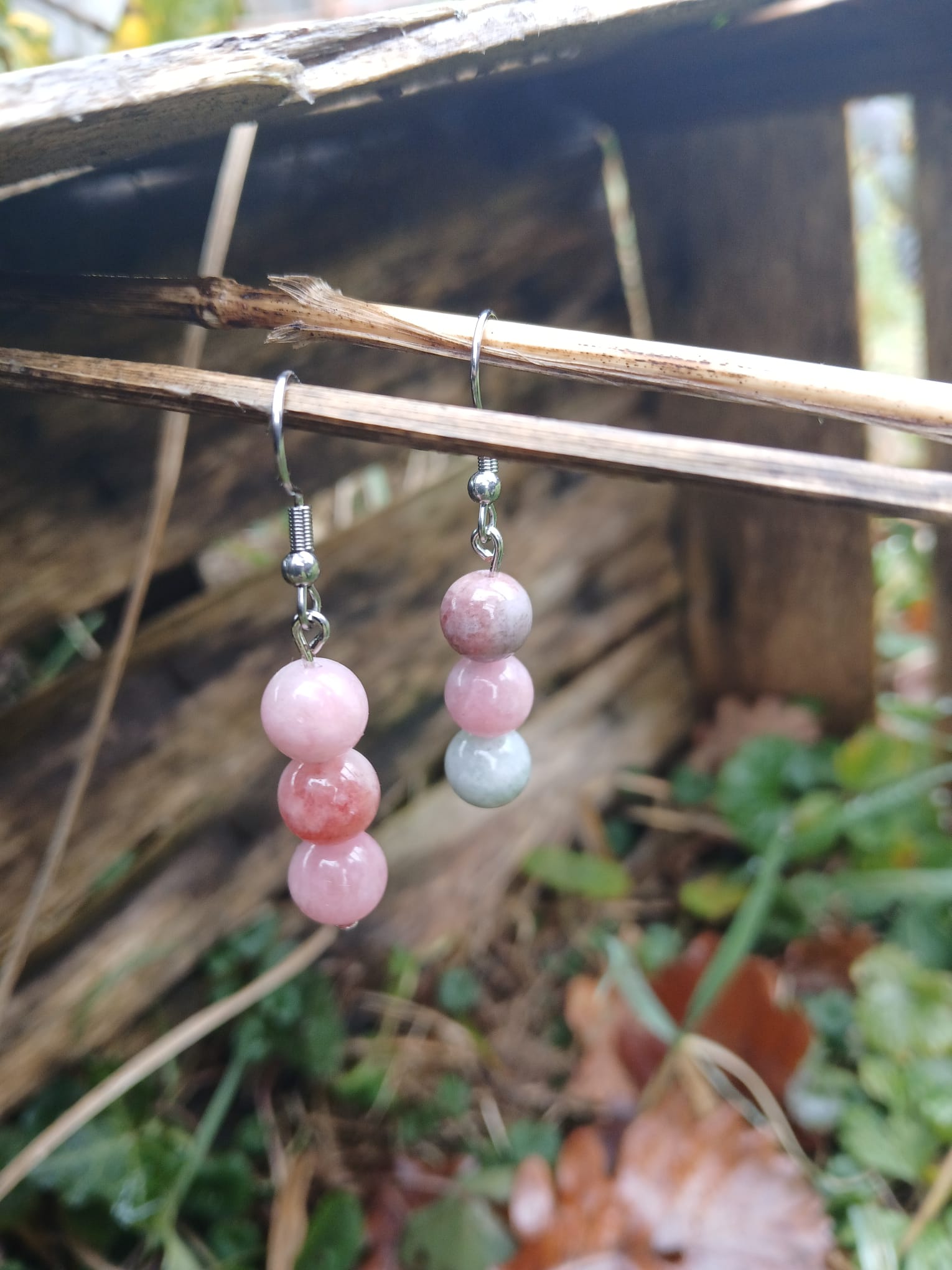 Boucles d'Oreilles Pendantes en Calcédoine Alxa Rose et Grise