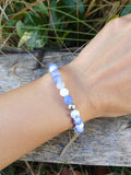 Détail du bracelet agate de feu bleu blanc fait main - perles naturelles aux reflets chatoyants et finitions acier inoxydable - BySHELLDA