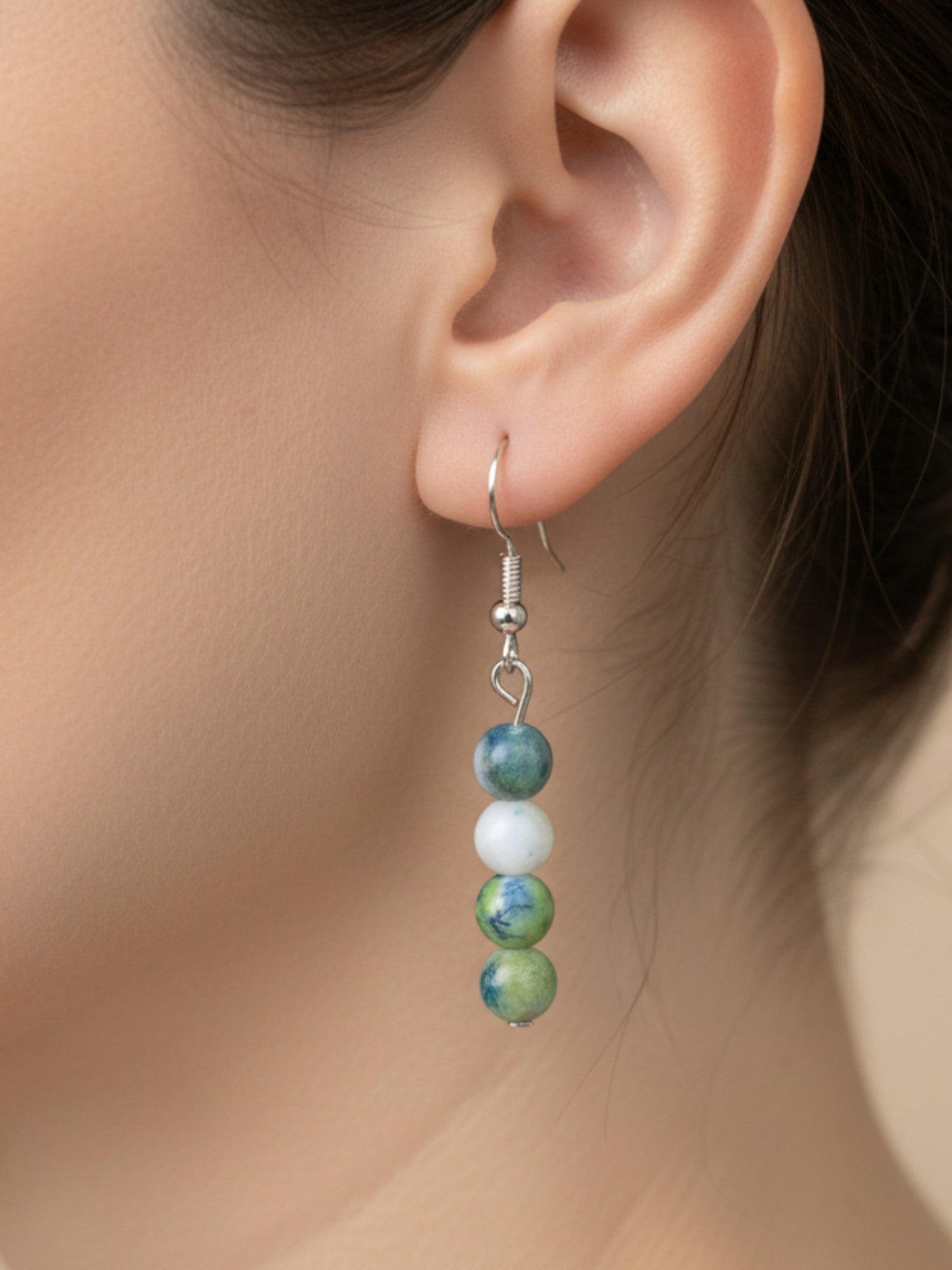 Boucles d'oreilles pendantes chaîne apatite bleue et jade vert portées, bijoux artisanaux BySHELLDA
