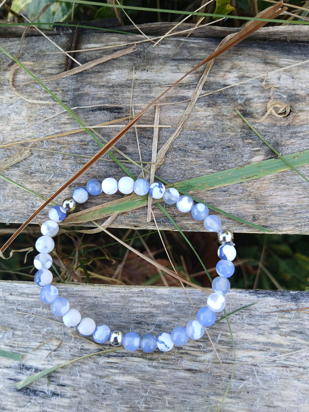 Bracelet artisanal en agate de feu bleu blanc naturelle aux nuances irisées avec séparateurs acier inoxydable - BySHELLDA
