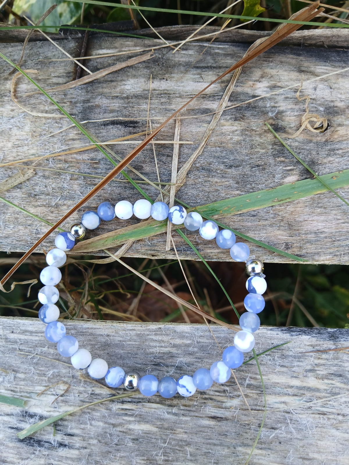 Bracelet artisanal en agate de feu bleu blanc naturelle aux nuances irisées avec séparateurs acier inoxydable - BySHELLDA