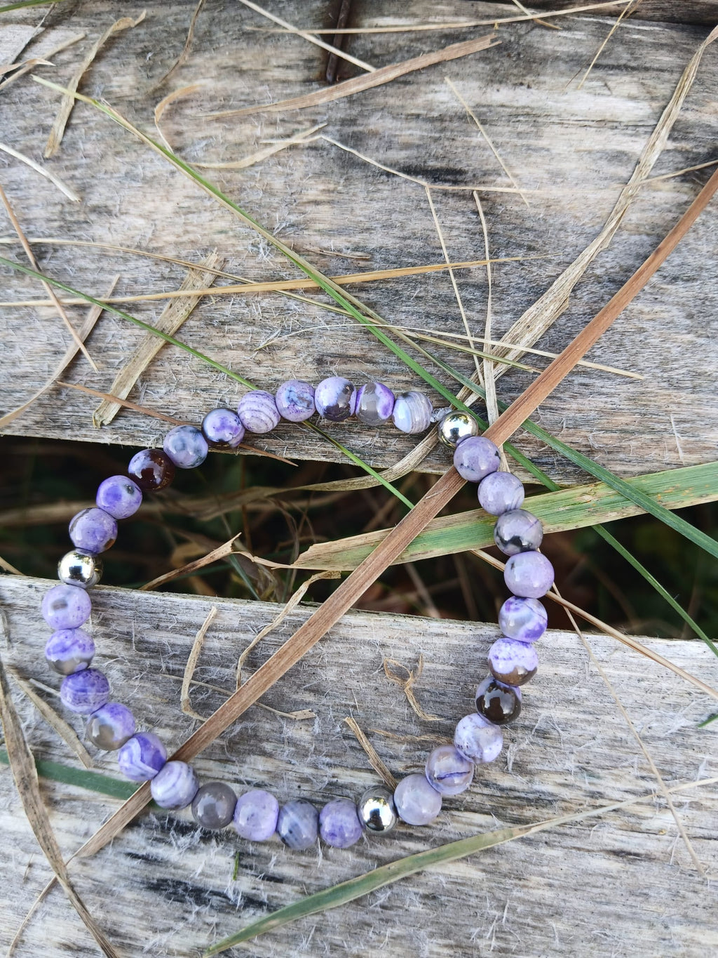 Bracelet artisanal en agate de feu pourpre naturelle aux veines marbrées avec séparateurs acier inoxydable  - BySHELLDA