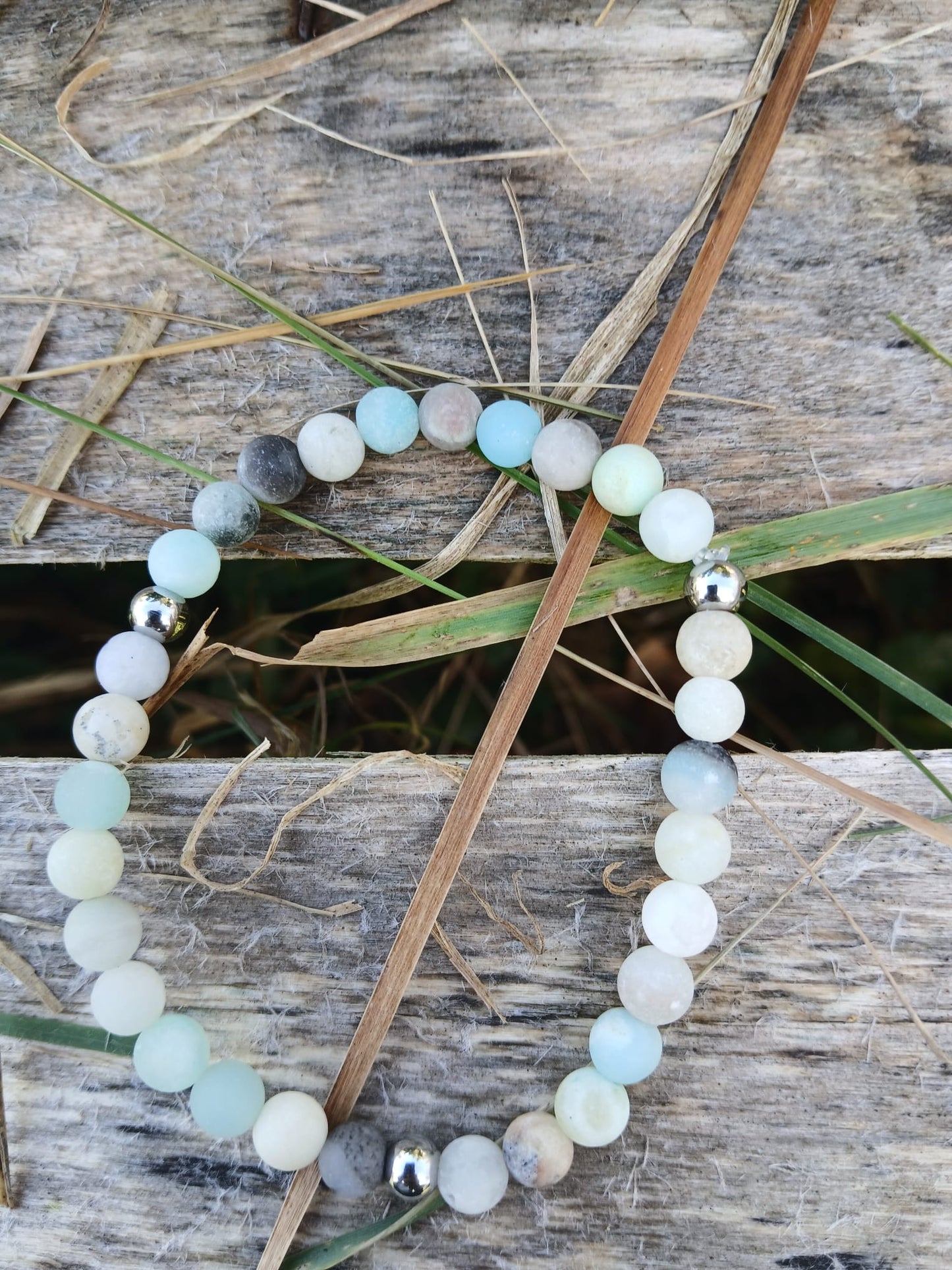 Bracelet artisanal en amazonite naturelle aux nuances turquoise, vertes et blanches avec séparateurs acier inoxydable - BySHELLDA