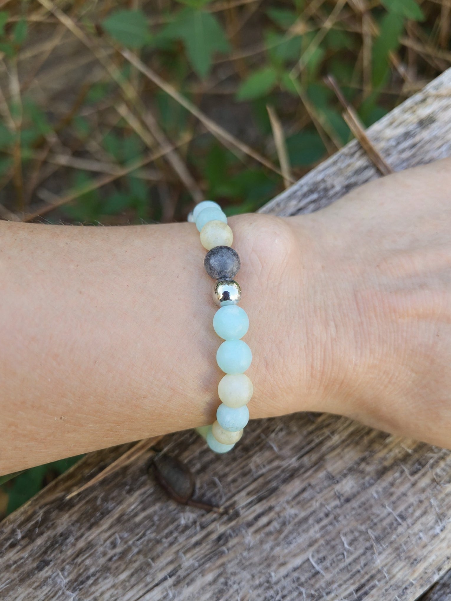 Bracelet amazonite fait main porté au poignet - perles naturelles aux teintes apaisantes et finitions acier inoxydable - BySHELLDA