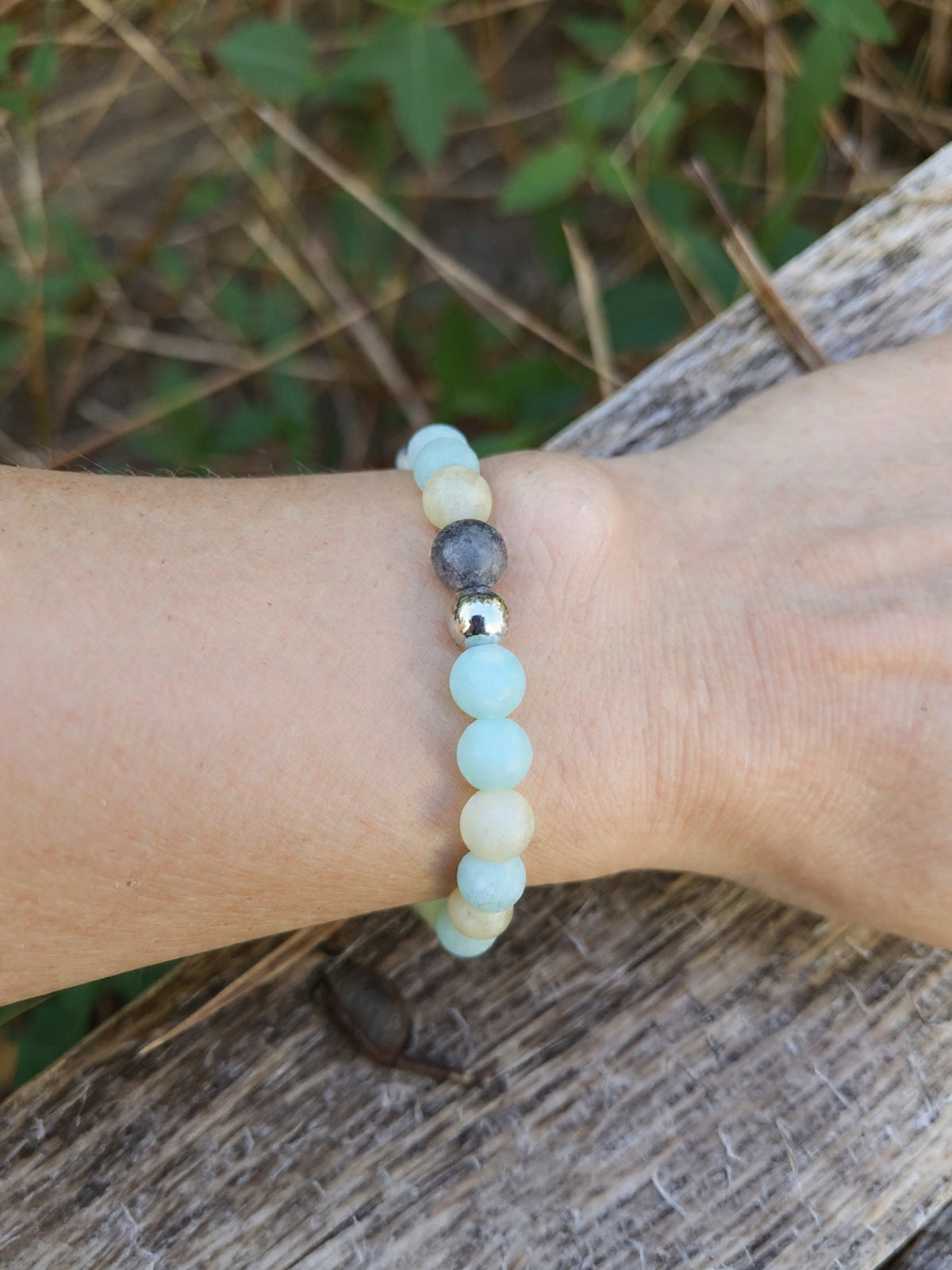 Bracelet amazonite fait main porté au poignet - perles naturelles aux teintes apaisantes et finitions acier inoxydable - BySHELLDA