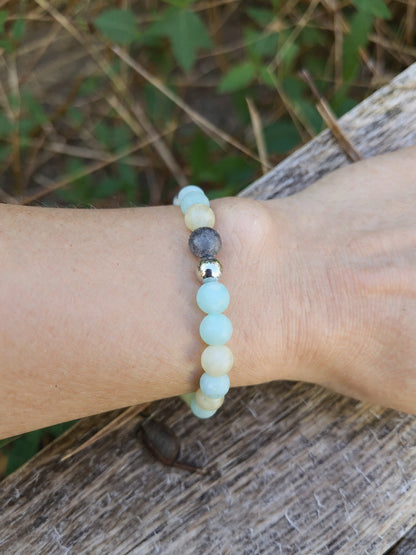 Bracelet amazonite fait main porté au poignet - perles naturelles aux teintes apaisantes et finitions acier inoxydable - BySHELLDA