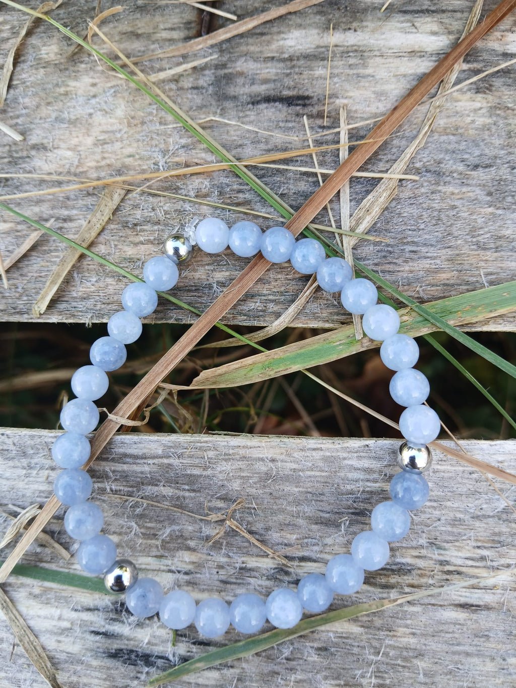 Bracelet artisanal en angélite bleue naturelle aux teintes célestes avec séparateurs acier inoxydable - BySHELLDA
