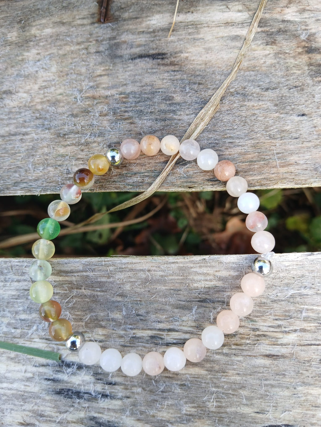 Bracelet artisanal mixte en agate de paon aux inclusions vertes et brunes et aventurine aux teintes douces avec séparateurs acier inoxydable - BySHELLDA