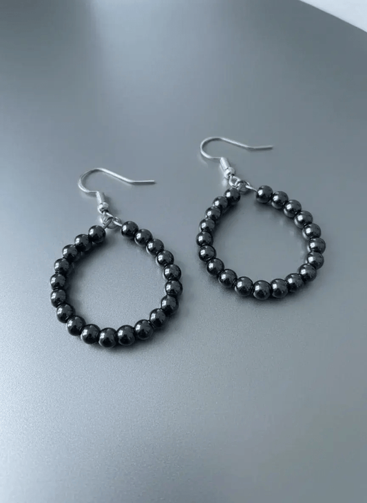 : Boucles d’oreilles créoles en hématite naturelle BySHELLDA, perles argentées sur monture acier inoxydable 316L et crochets argent 925