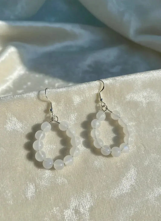 Boucles d’oreilles créoles en pierre de lune naturelle BySHELLDA, perles sur monture acier inoxydable 316L et crochets argent 925.