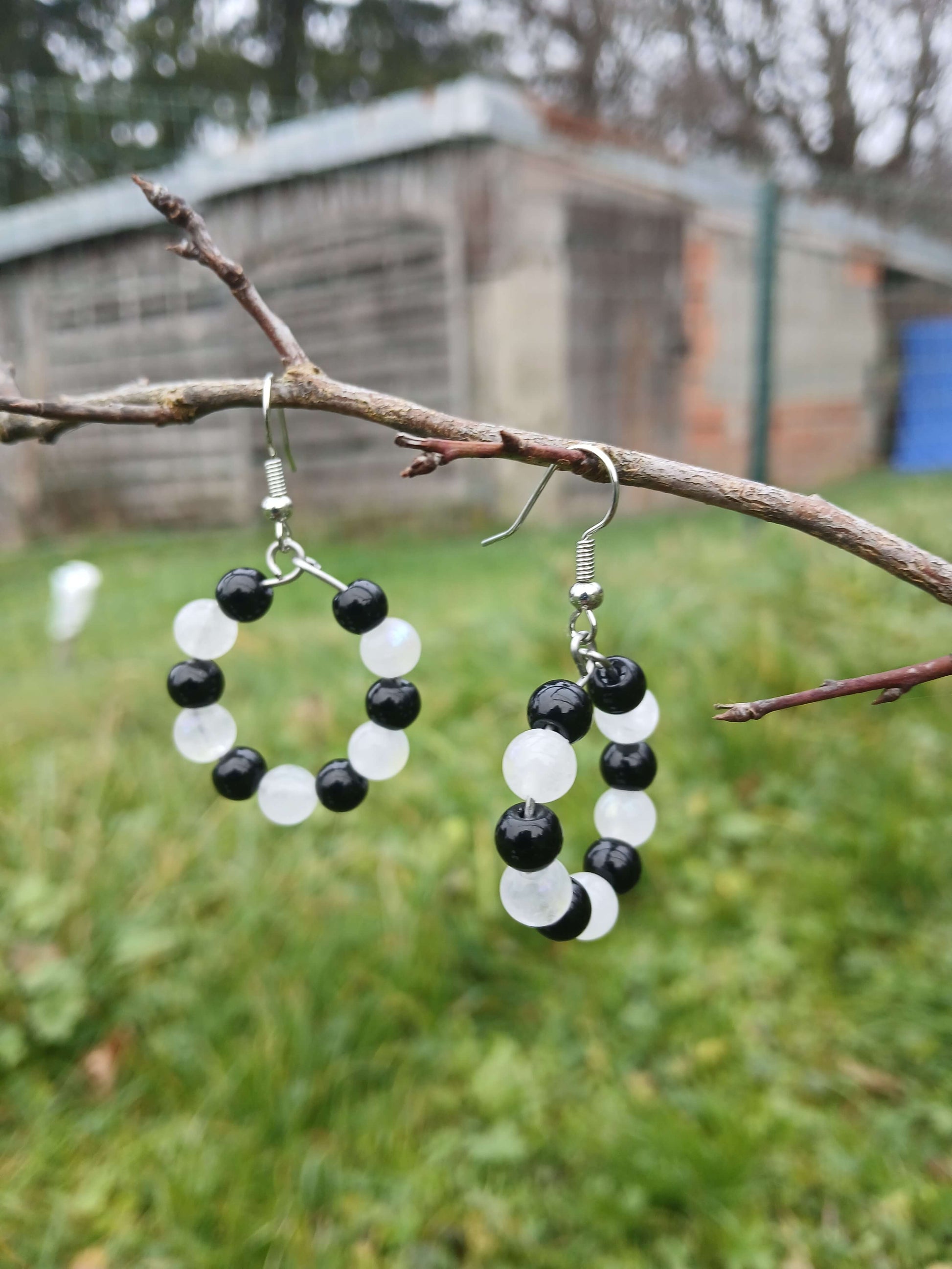 Boucles d’oreilles créoles en agate noire et pierre de lune naturelles BySHELLDA, acier inoxydable 304, bijoux artisanaux.