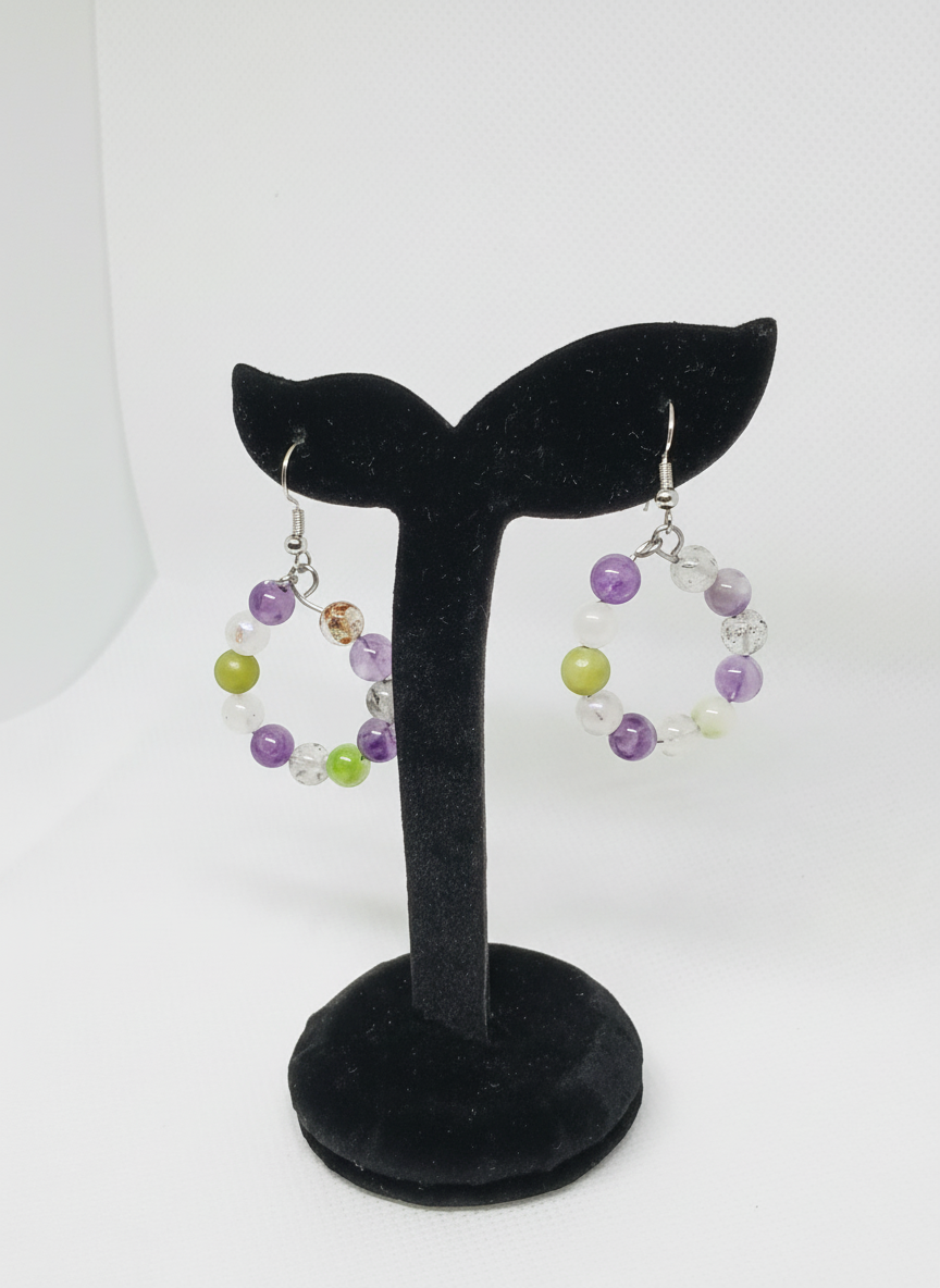 Boucles d’oreilles créoles en améthyste, pierre pitaya, jade et pierre de lune BySHELLDA, perles multicolores sur monture acier inoxydable 316L et crochets argent 925.