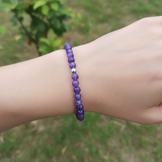 Bracelet agate de dragon violet fait main porté au poignet - perles naturelles facettées aux nuances mystiques et finitions acier inoxydable - BySHELLDA