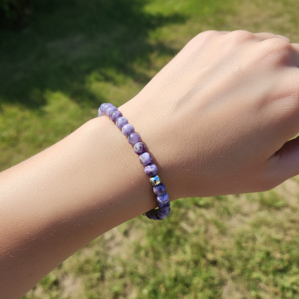 Bracelet agate de feu pourpre fait main porté au poignet - perles naturelles aux nuances violettes et finitions acier hypoallergénique - BySHELLDA
