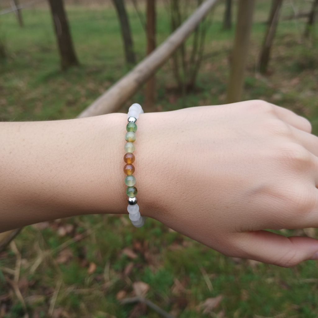 Bracelet agate de paon et cristal de roche blanc fait main porté au poignet - perles naturelles bicolores harmonieuses et finitions acier inoxydable - BySHELLDA