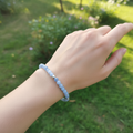 Bracelet angélite bleue fait main porté au poignet - perles naturelles bleu ciel et finitions acier inoxydable - BySHELLDA